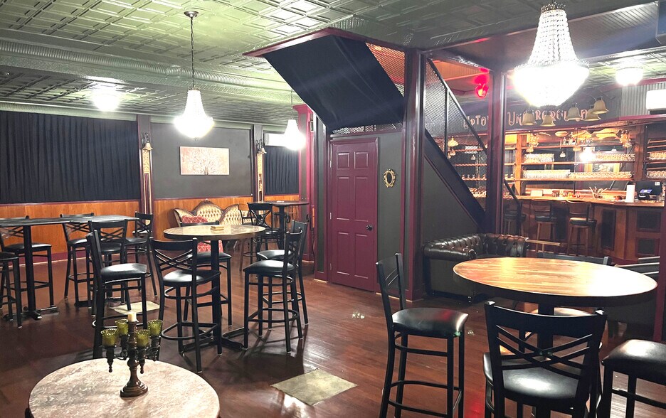 More Photos Of 32 Franklin St, Martinsville Storefront For Sale