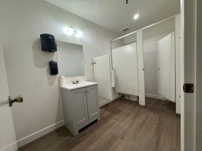 More Photos Of 5250 S 31st Pl, Phoenix Distribution For Lease