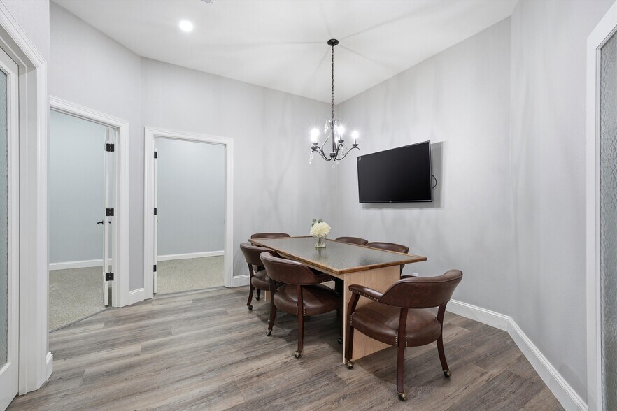 More Photos Of 1801 Franklin Ave, Waco Flex For Sale