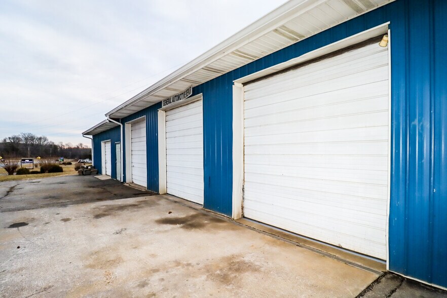 More Photos Of 2600 W Lynchburg Salem Tpke, Bedford Flex For Lease