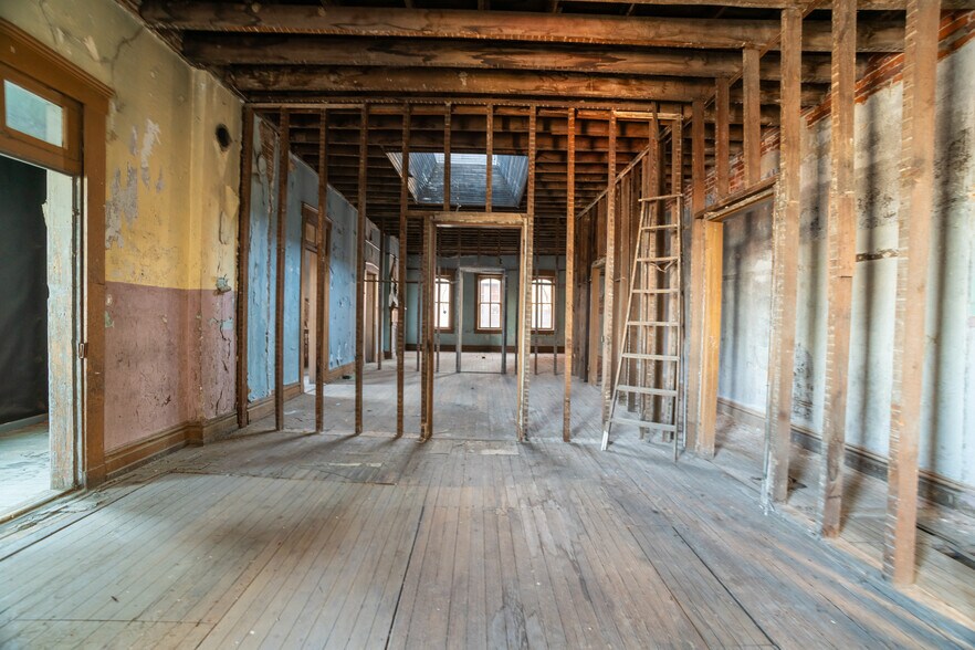 More Photos Of 217 W Main St, Washington General Retail For Sale