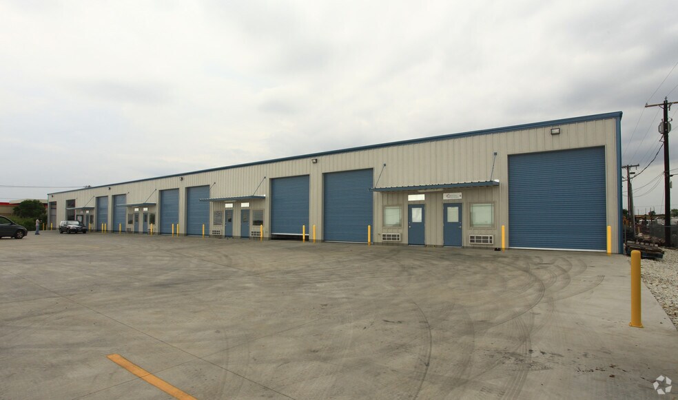 More Photos Of 2000 W Loop 340, Waco Warehouse For Lease