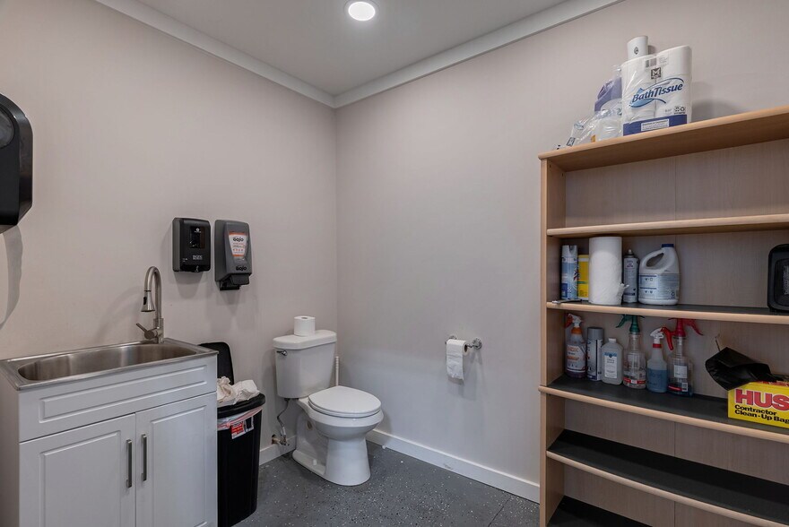 More Photos Of 328 Commerce Blvd, Bogart Warehouse For Sale