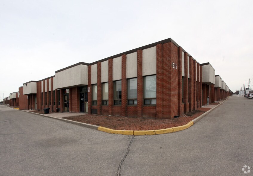 More Photos Of 1575 Sismet Rd, Mississauga Warehouse For Lease