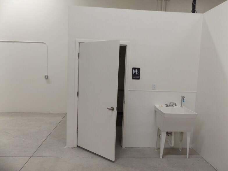 More Photos Of 9013 E Old Vail Rd, Tucson Warehouse For Lease