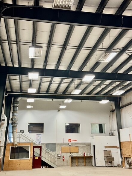 More Photos Of 160 S Turnpike Rd, Wallingford Light Distribution For Lease