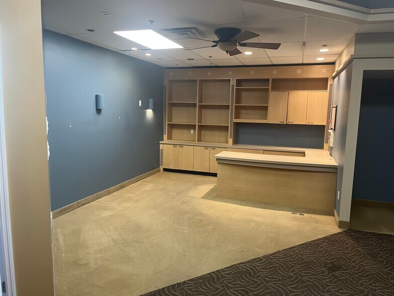 More Photos Of 190 E Maple Rd, Troy Warehouse For Lease