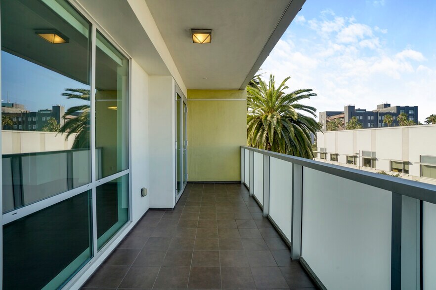 More Photos Of 525 Santa Monica Blvd, Santa Monica Apartments For Sale