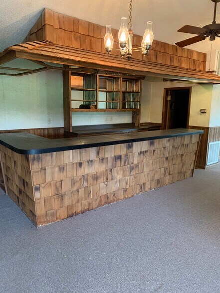 More Photos Of 135 Windmill Point, White Stone Showroom For Sale