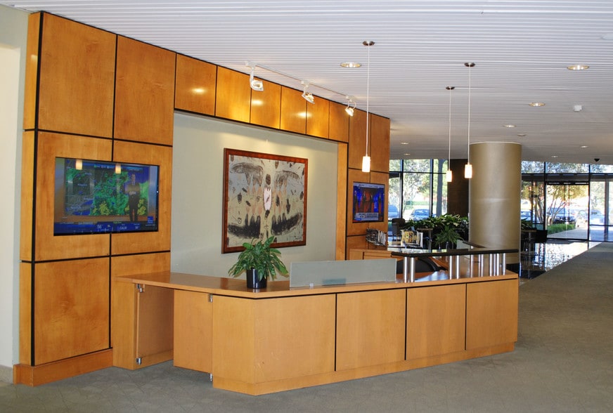 More Photos Of 524 E Lamar Blvd, Arlington Office For Lease