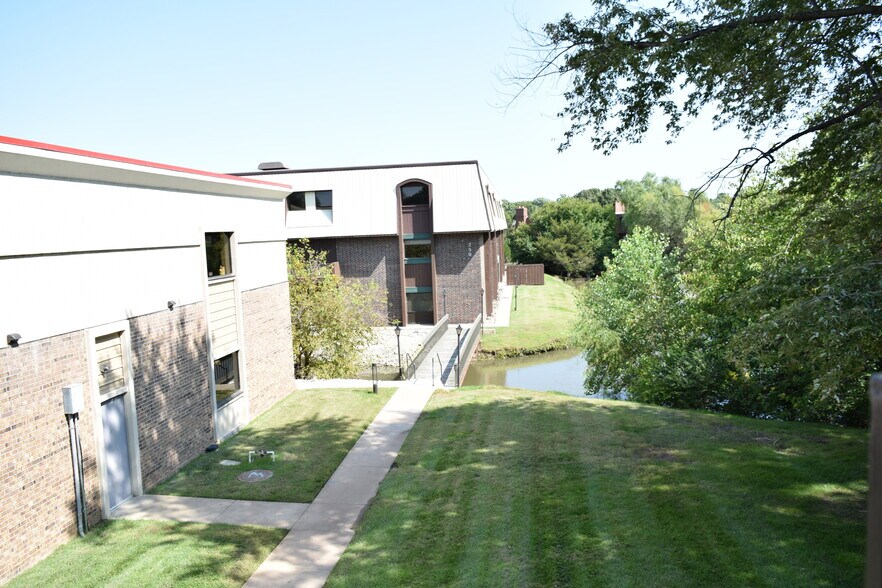 More Photos Of 240 N Rock Rd, Wichita Medical For Lease