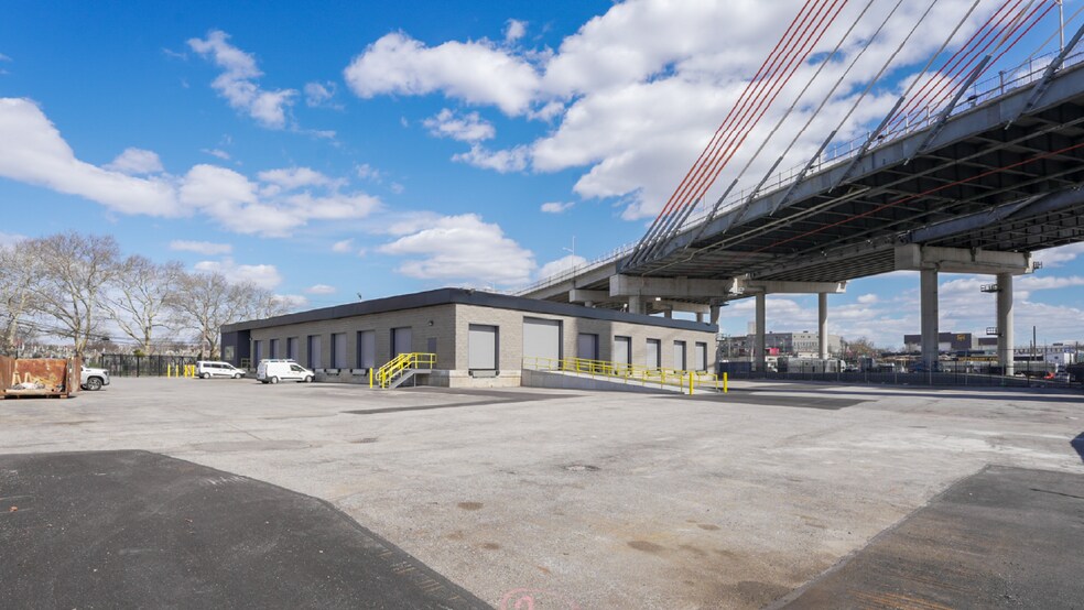 More Photos Of 34-52 Laurel Hill Blvd, Maspeth Distribution For Lease
