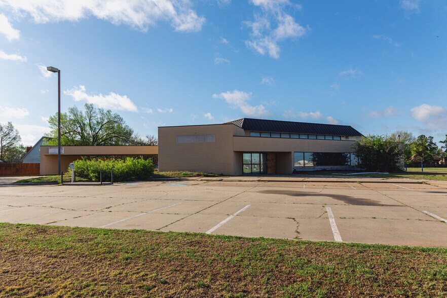 More Photos Of 3200 E Memorial Rd, Edmond Medical For Sale