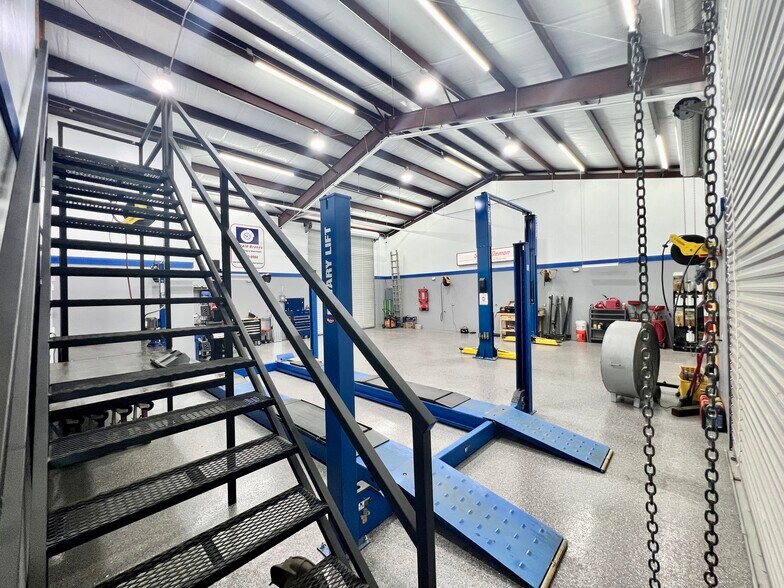 More Photos Of 1308 N Frazier St, Conroe Service For Sale