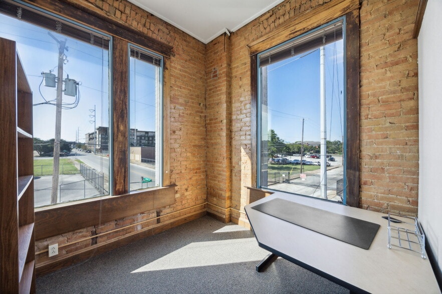 More Photos Of 211-215 S Jennings Ave, Fort Worth Loft Creative Space For Lease