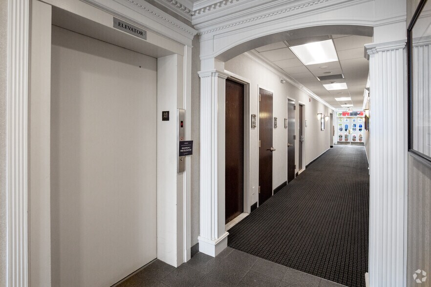 More Photos Of 180 E Main St, Smithtown Medical For Lease