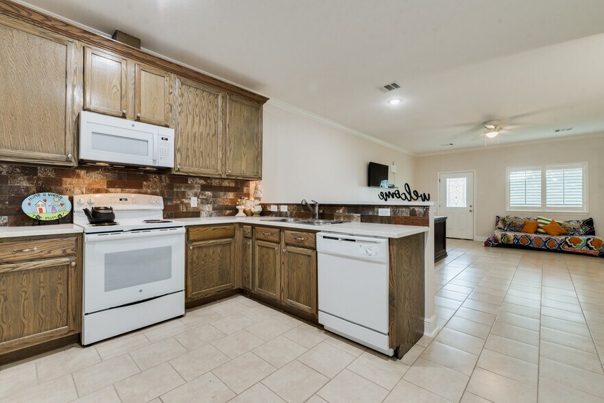 More Photos Of 16610 Mueschke Rd, Cypress Office Residential For Lease