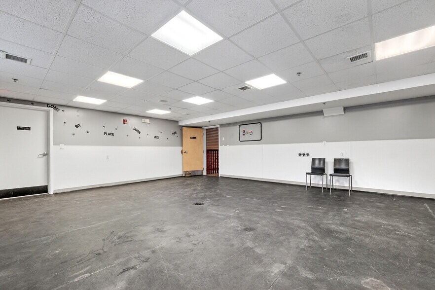 More Photos Of 140 Summer St, Holliston Veterinarian Kennel For Sale
