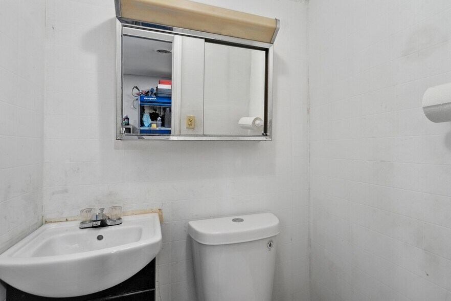 More Photos Of 5512 W 79th St, Burbank Storefront Retail Residential For Sale