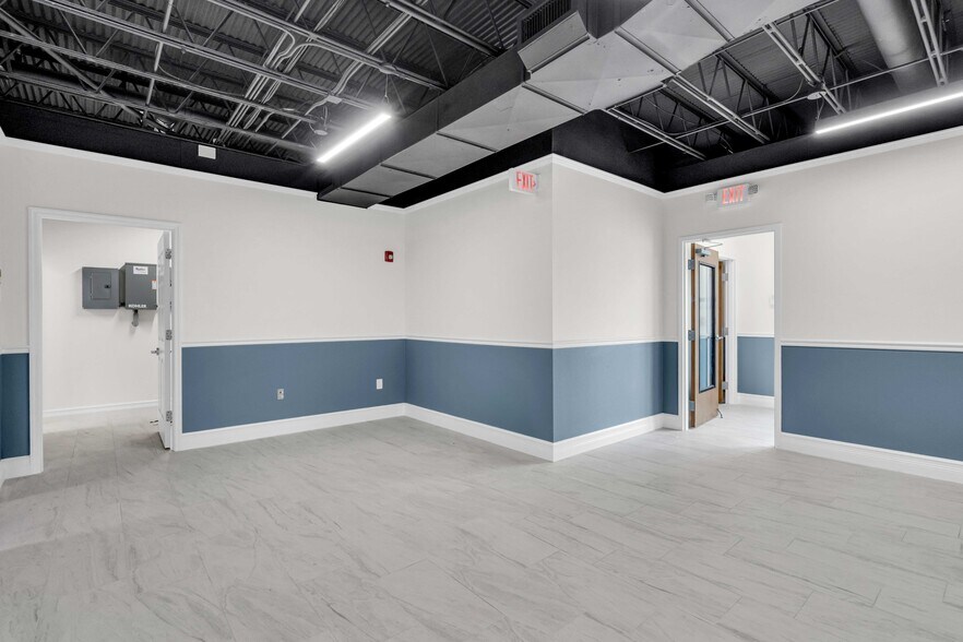 More Photos Of 417 8th St W, Bradenton Flex For Lease