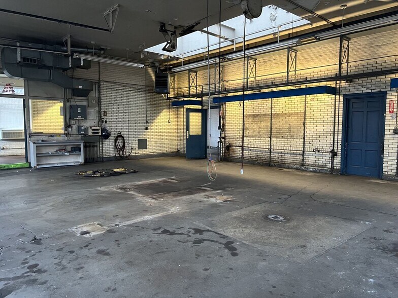 More Photos Of 3795 Lexington Rd, Louisville Freestanding For Lease