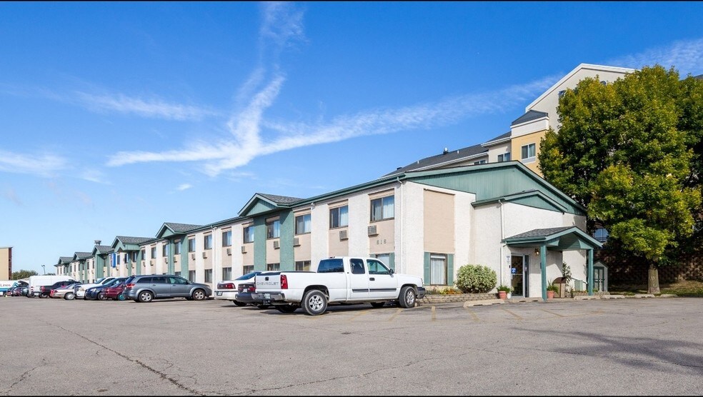 More Photos Of 616 33rd Ave SW, Cedar Rapids Hotel For Sale