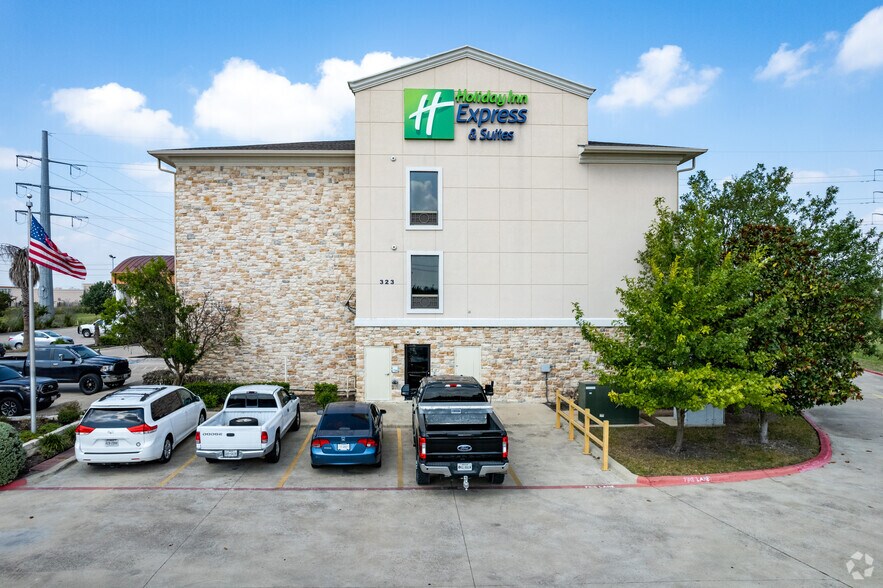 More Photos Of 323 Ed Schmidt Blvd, Hutto Hotel For Sale
