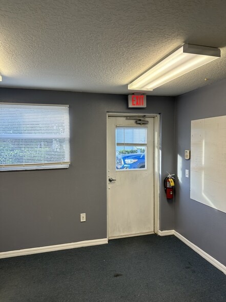 More Photos Of 3111 Skyway Cir, Melbourne Warehouse For Lease