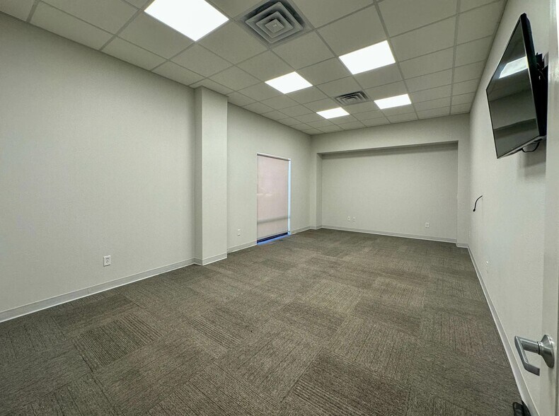 More Photos Of 1025 Oak St, Abilene Office For Lease