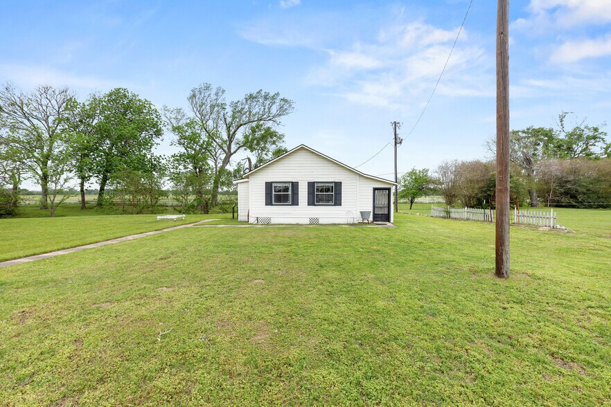 More Photos Of 53447 Highway 290, Hempstead Specialty For Sale
