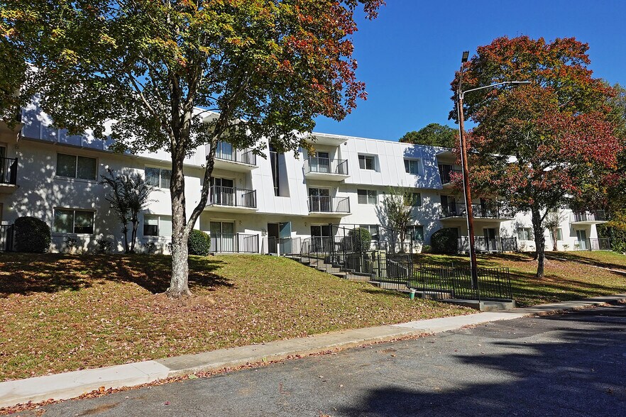 More Photos Of 1991 Delowe Dr SW, Atlanta Apartments For Sale