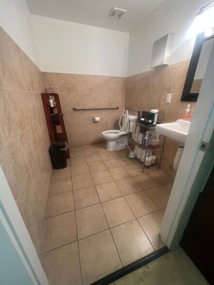 More Photos Of 49 N Federal Hwy, Dania Storefront Retail Office For Lease