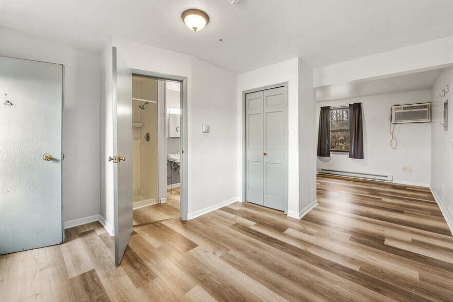 More Photos Of 4991 Arthur Rd, Slinger Hotel For Sale