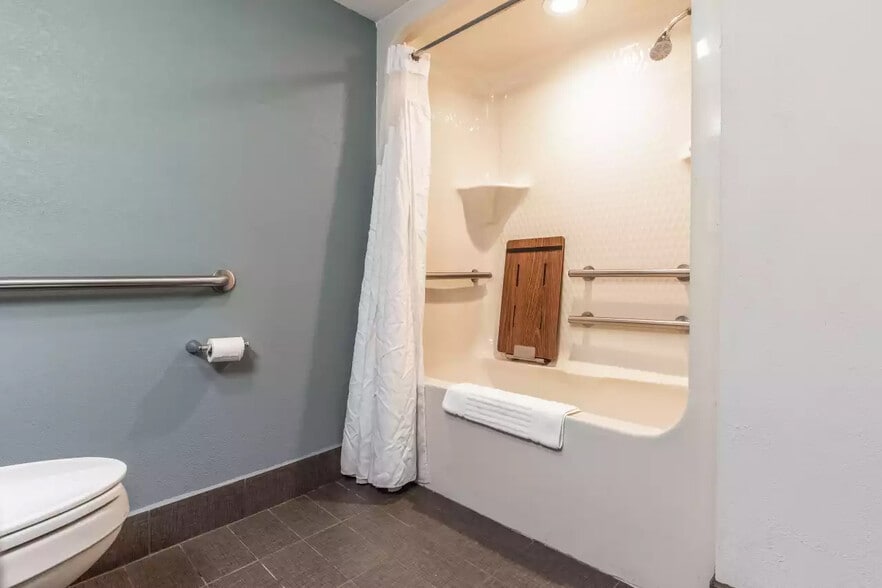 More Photos Of 2855 Old Austin Peay Hwy, Memphis Hotel For Sale