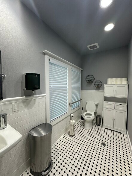 More Photos Of 3125 Hemphill St, Fort Worth Office For Sale