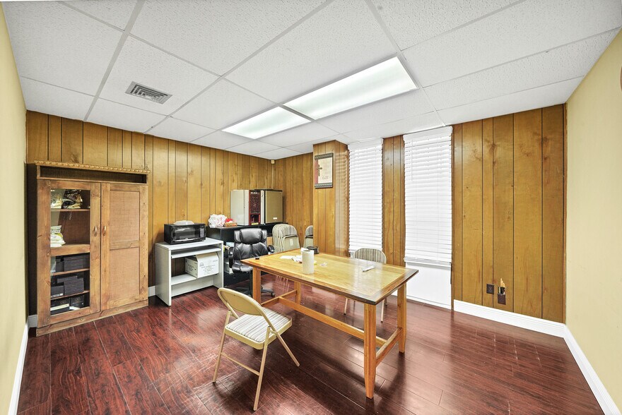 More Photos Of 1313 Cedar Post Ln, Houston Warehouse For Sale