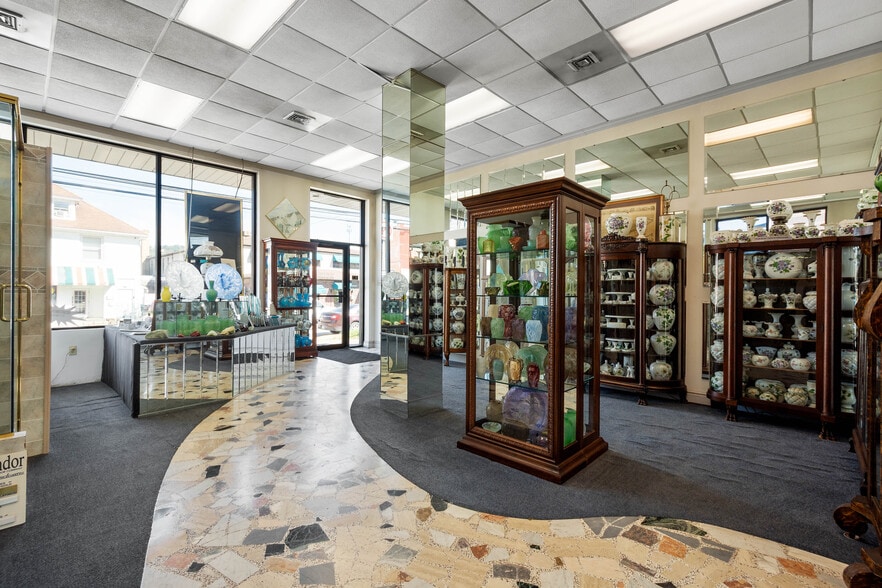 More Photos Of 700 5th Ave, Coraopolis Showroom For Sale