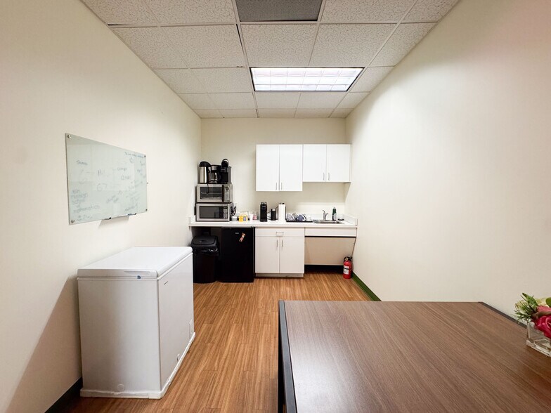 More Photos Of 860-862 Silas Deane Hwy, Wethersfield Freestanding For Lease