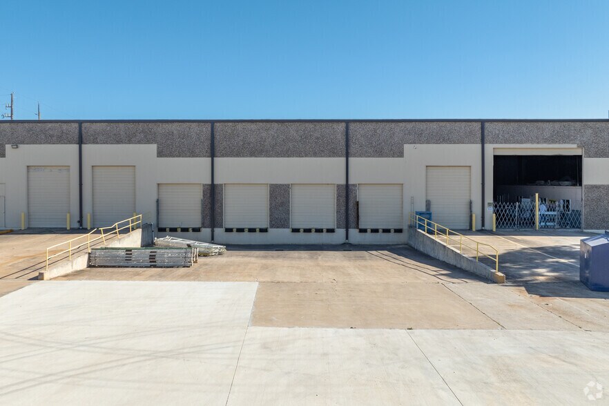 More Photos Of 6546 Petropark Dr, Houston Warehouse For Lease