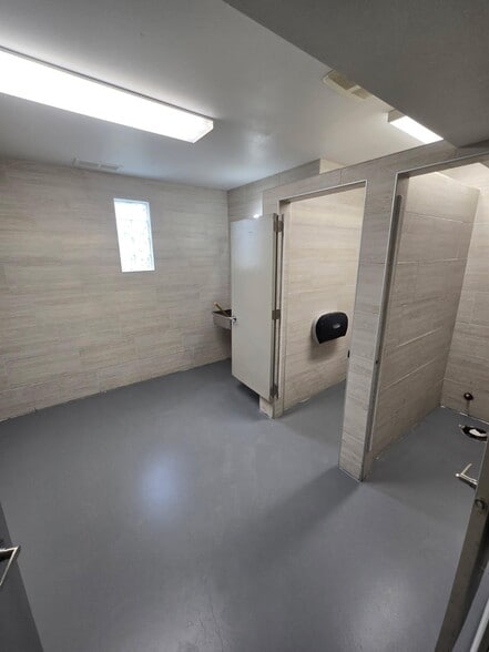 More Photos Of 2055 N Towne Ln NE, Cedar Rapids Industrial For Sale