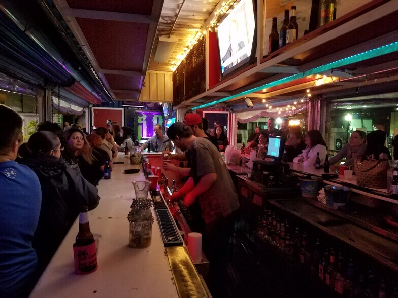 More Photos Of 622 6th St N, Texas City Bar For Lease