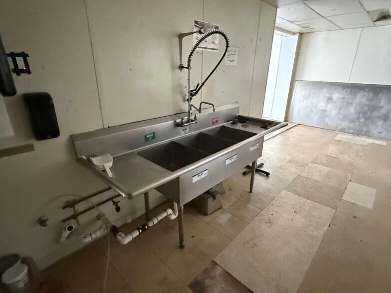 More Photos Of 10430-10434 Northfield Rd, Northfield Freestanding For Lease