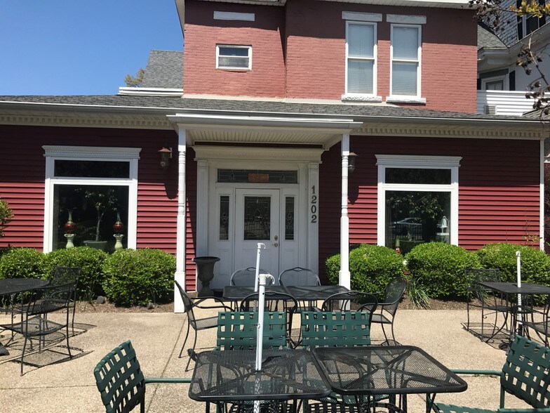 More Photos Of 1208 6th Ave, Huntington Restaurant For Sale