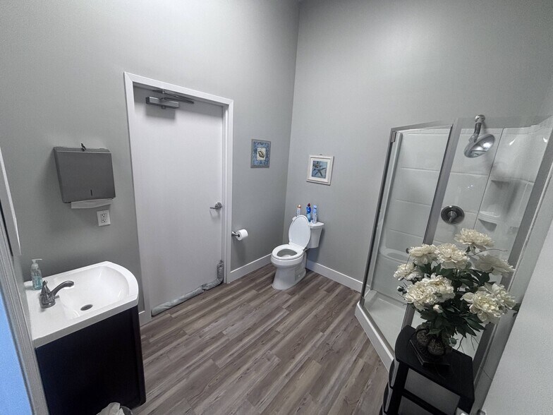 More Photos Of 7910 25th Ct E, Sarasota Warehouse For Lease