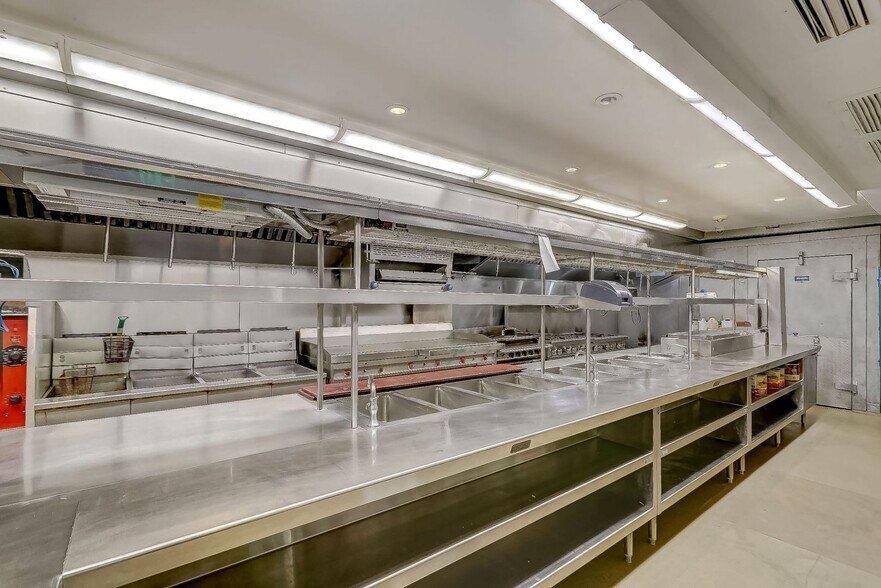 More Photos Of 820 Ocean Dr, Miami Beach Restaurant For Sale