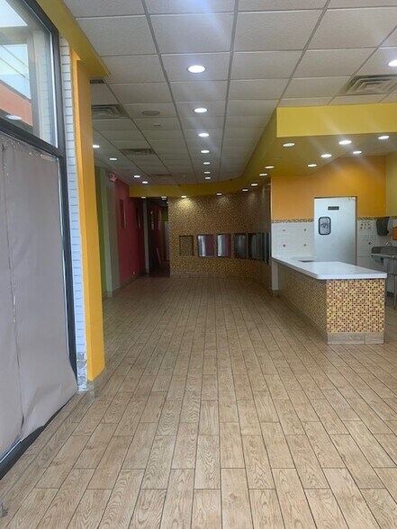 More Photos Of 4849-4853 Oakton St, Skokie Storefront For Lease