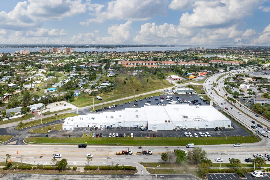 More Photos Of 15501 Old McGregor Blvd, Fort Myers General Retail For Lease