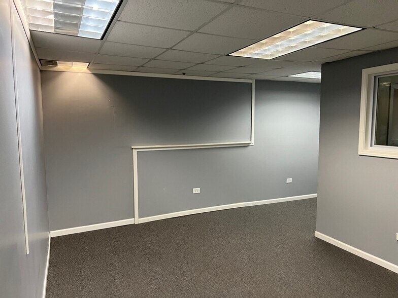 More Photos Of 189 Poplar Pl, North Aurora Warehouse For Lease