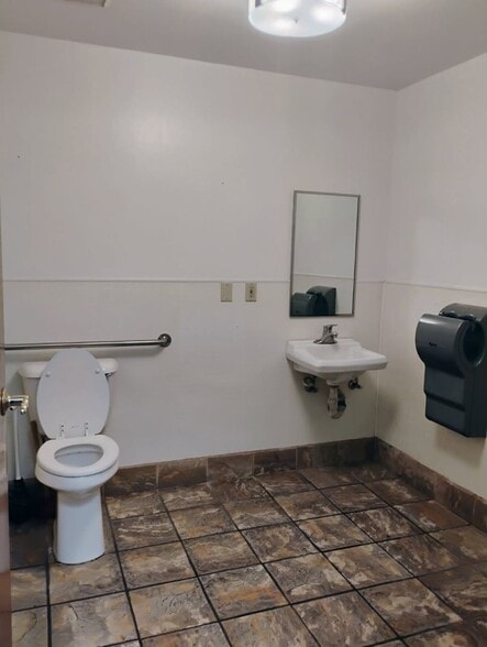 More Photos Of 8807 Thornton Rd, Stockton Office For Lease