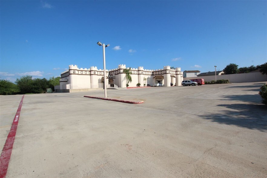 More Photos Of 819 Los Presidentes Ave, Laredo Storefront Retail Office For Sale